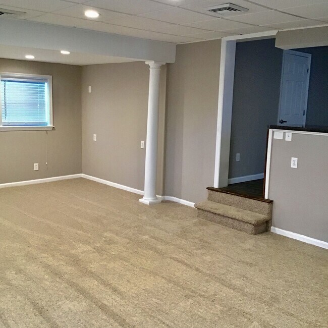 Building Photo - Upgraded 2 Bed/2 Bath plus Den HOME 1100 sq ft. Unit...A Must See!!!