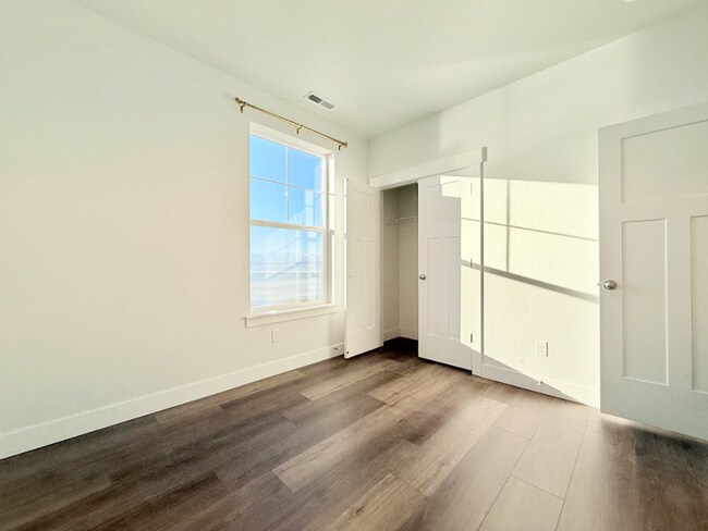 Building Photo - Gorgeous Condo in Vineyard!