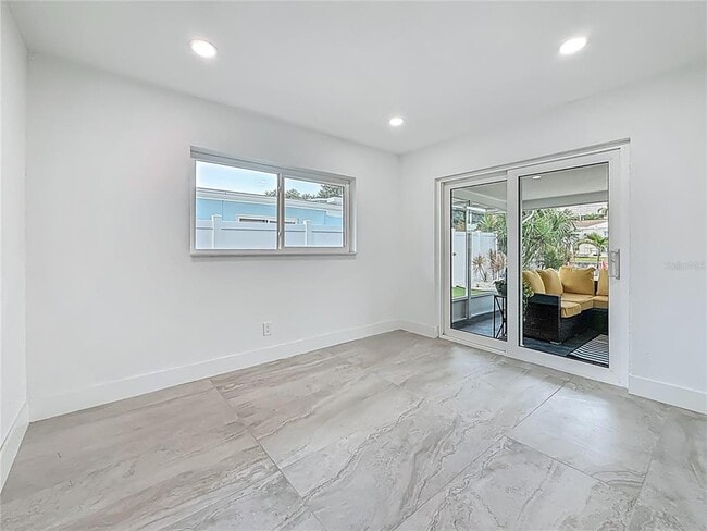 Building Photo - 572 Baywood Dr N