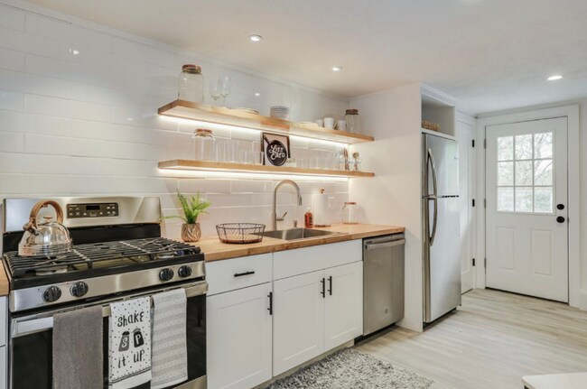 Building Photo - 253 Main St