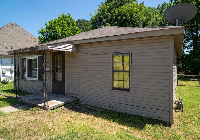Building Photo - 528 E Lake St
