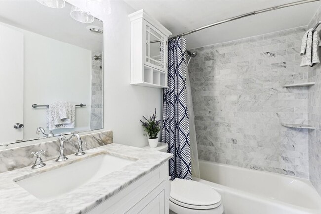 Building Photo - Great 2 Bedroom 2 Bath in Van Ness DC!