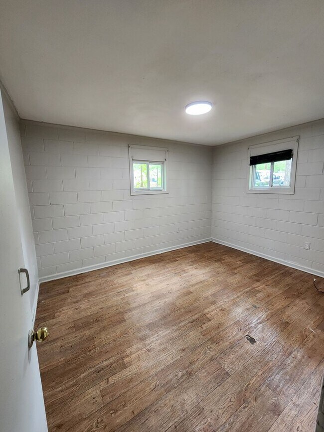 Building Photo - 2 bedroom, 1 bath available for rent!