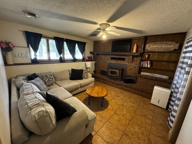 Building Photo - 609 Wheatland Dr