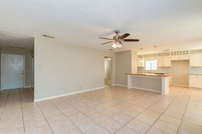 Building Photo - One Story Rental Home located near FM 78 and Walzem available for asap move in!