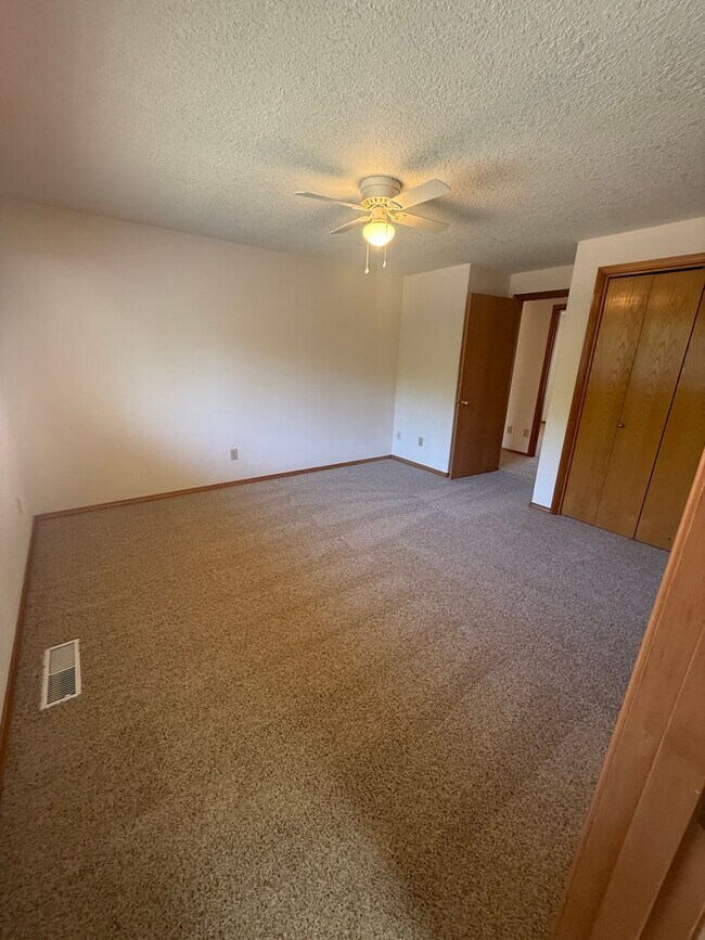 Building Photo - Updated 3B/2Ba Ranch in Five Corners!