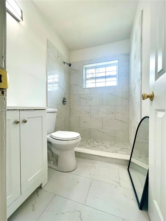 Building Photo - 1004 SW 24th Ave