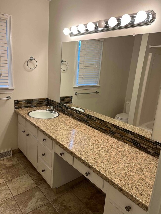 Building Photo - Caroline St. - 3BR / 2BA