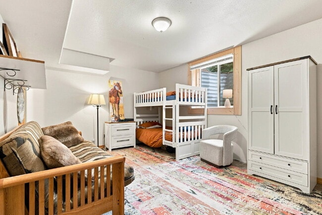 Building Photo - 3-Story, 5 bedroom, 3 bathroom in Harrison