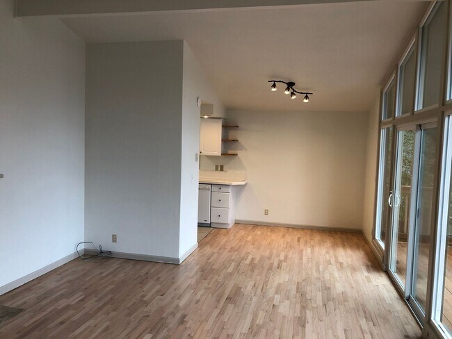 Building Photo - Updated 3 bedroom 3 bath house in Eugene!