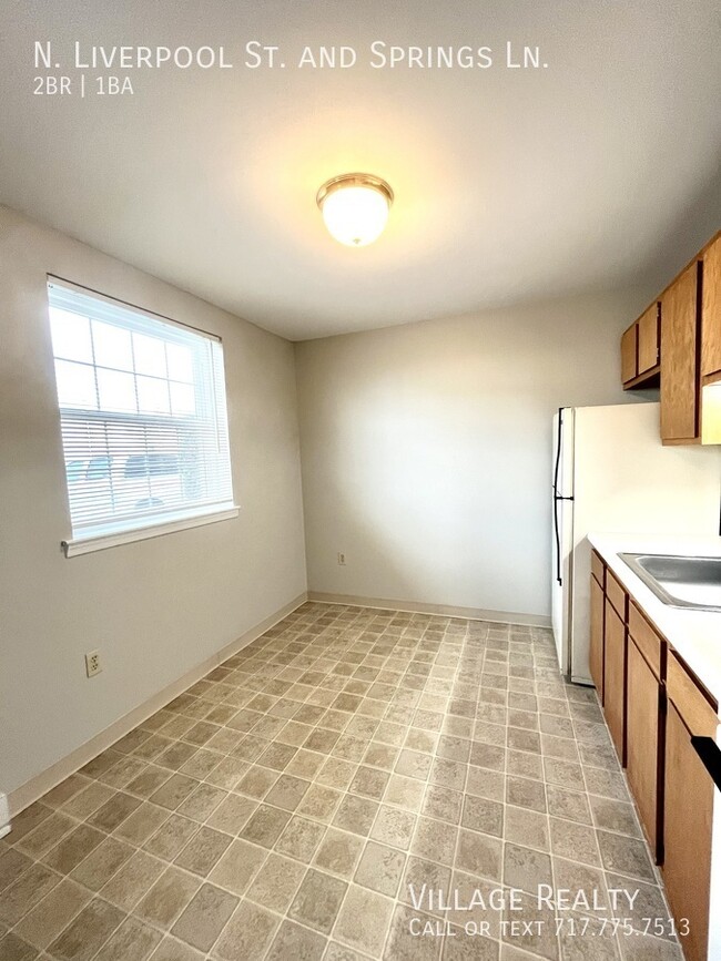 Building Photo - No steps! Affordable 2-Bed Convenient to I...