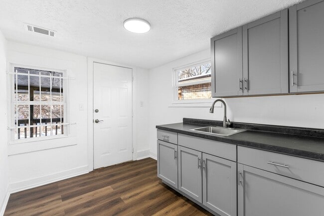 Primary Photo - 3042 Greenwood Ave