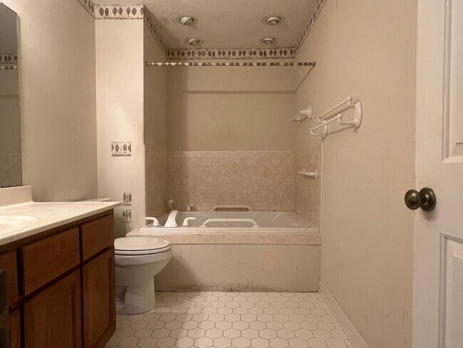 Building Photo - River North Country Club