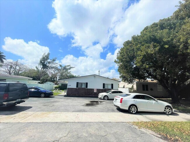 Building Photo - 1708 N 16th Ave