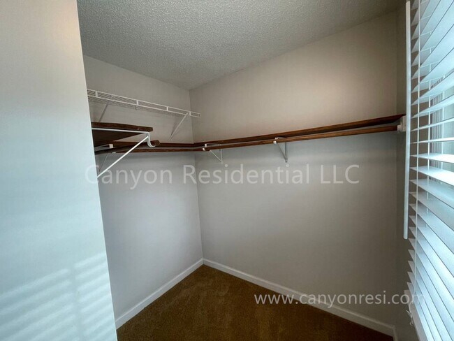 Building Photo - Beautiful 3b Room!Move in ready!