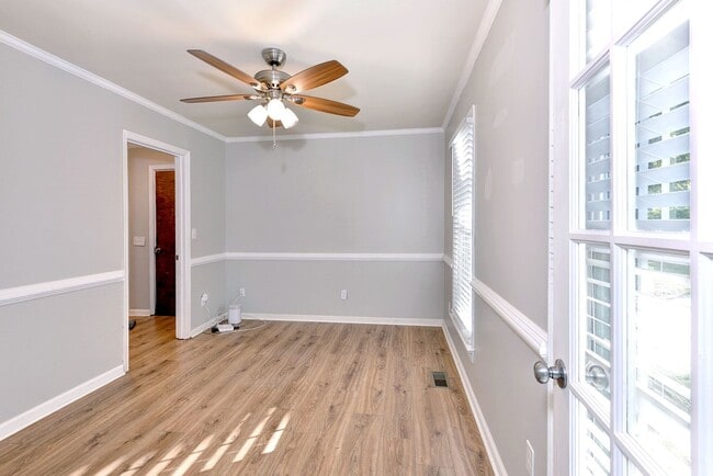 Building Photo - Updated, Spacious, Large Backyard in Newpo...