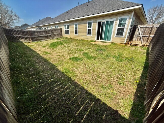 Building Photo - Spacious 3-bed/2-bath with Garage!