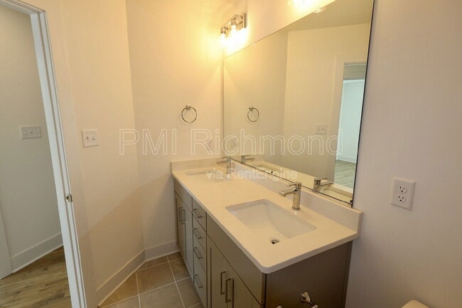Building Photo - 15325 Sunray Wy