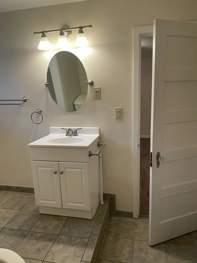 Building Photo - 254 E 4th Ave