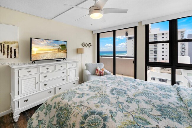 Building Photo - 2555 Collins Ave