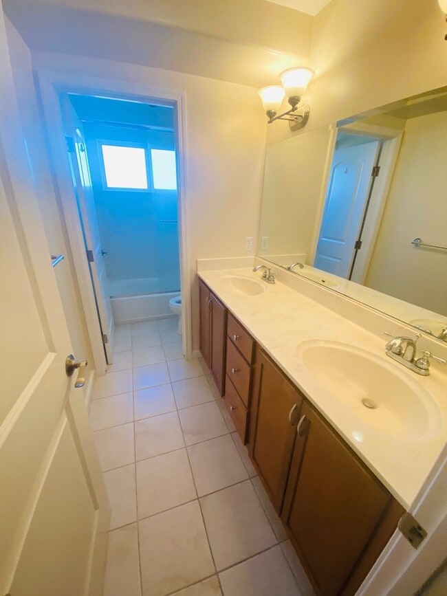 Building Photo - Beautiful Townhome in Downtown San Jose.  ...