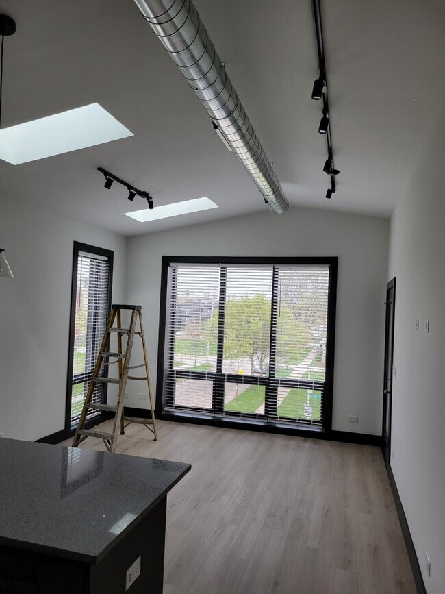 Building Photo - 6500 S Ingleside Ave