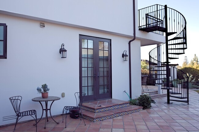 Building Photo - 1215 Altamead Dr