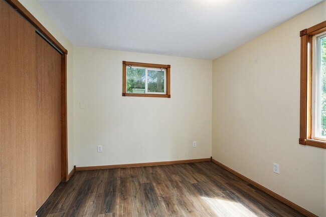 Building Photo - 3 Bedroom, 2 Bath Home in Grand Rapids! Available Now- Includes Washer and Dryer!