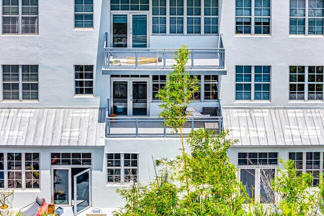 Building Photo - 425 N Andrews Ave