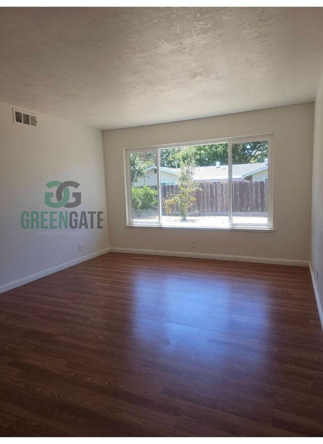 Building Photo - 3 BEDROOM 2 BATH HOME MOVE IN READY IN MOD...