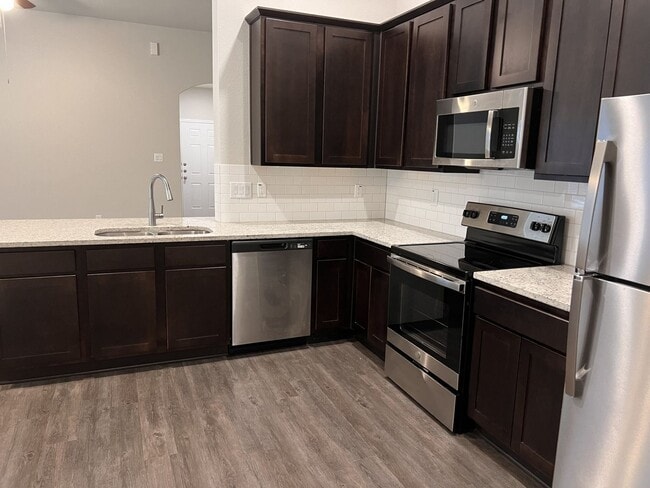 Building Photo - Luxury Duplex in Seguin!