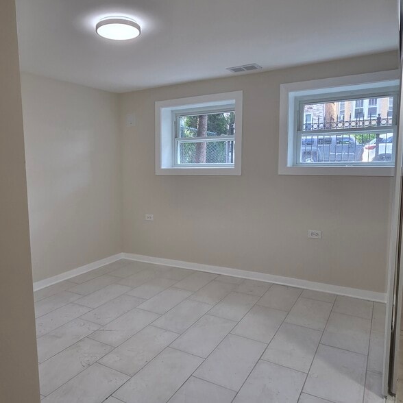 Building Photo - 2637 W Winona St