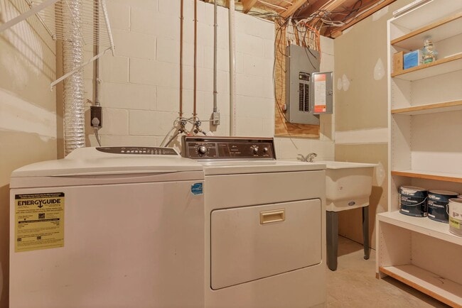 Building Photo - 5399 Thornburg Ct