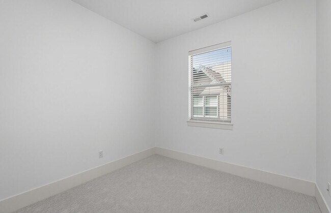 Building Photo - 619 SW Foresta Ter