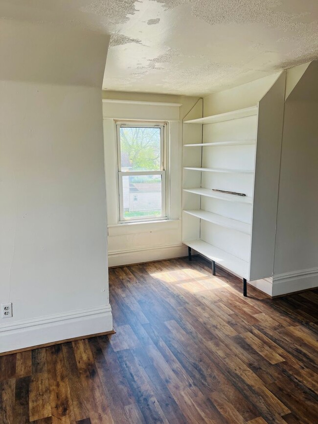 Building Photo - Studio apartment 3rd Floor Unit