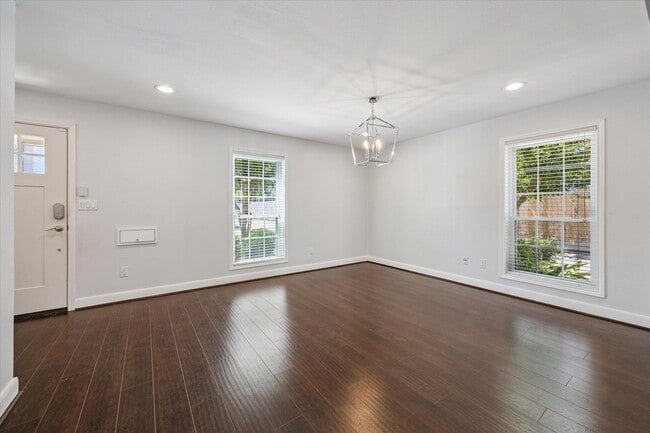 Building Photo - 671 N Post Oak Ln