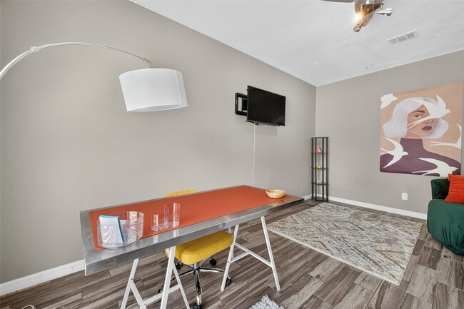 Building Photo - 5310 Holly View Dr