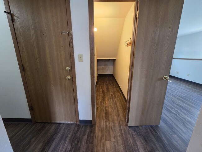 Building Photo - 324 Joseph St