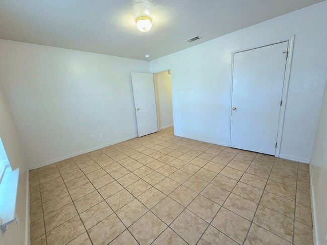 Building Photo - AVAILABLE NOW! (SECTION 8 ACCEPTED)
