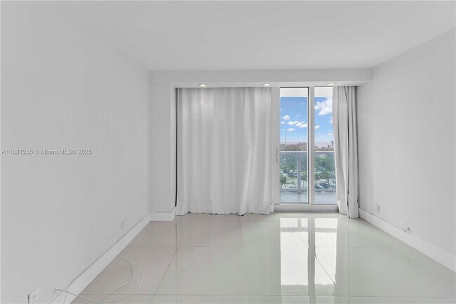 Building Photo - 100 Bayview Dr