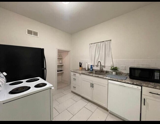 Building Photo - 1205 E English St