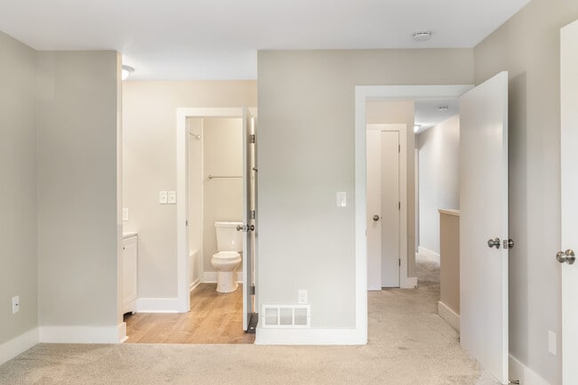 Building Photo - 533 Misty Meadow Blvd