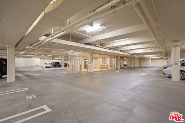 Building Photo - 447 N Doheny Dr