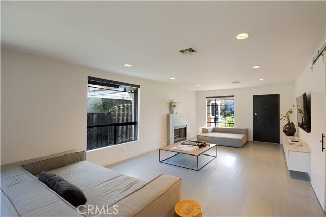 Building Photo - 11049 Blix St