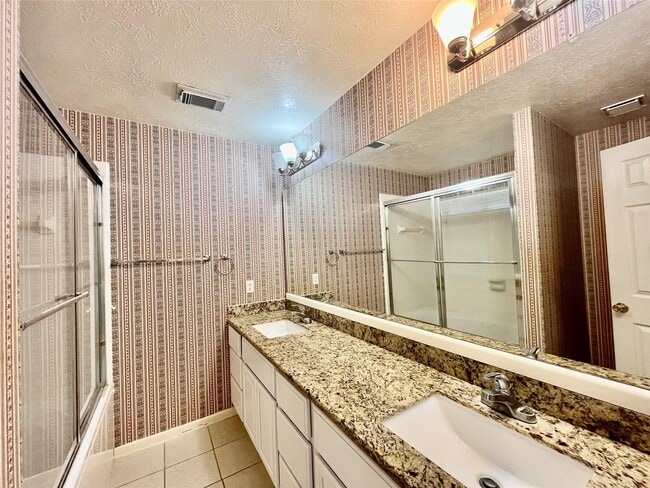 Building Photo - 146 Skycrest Dr