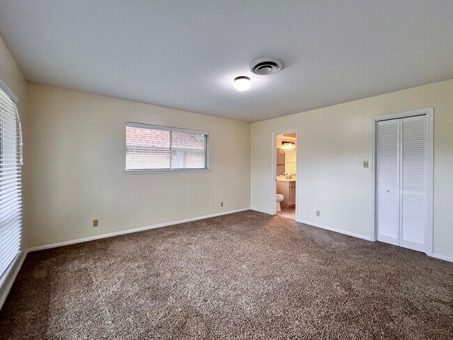 Building Photo - 401 Rolling Hills Dr W