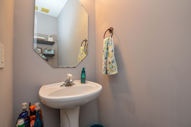 Building Photo - Charming Townhome in Great Huntersville Lo...