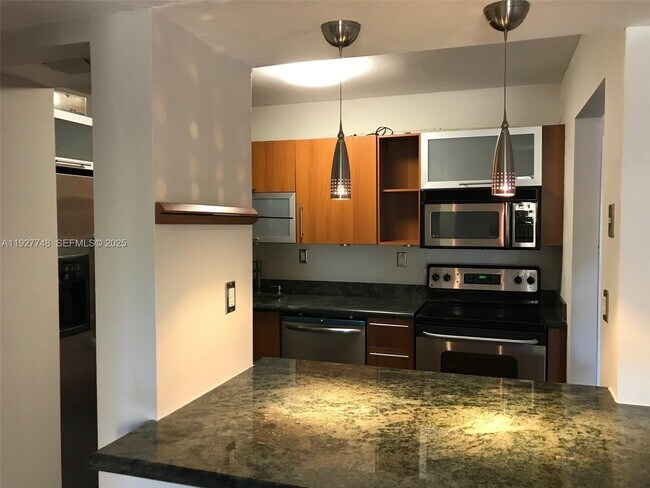 Building Photo - 10431 N Kendall Dr