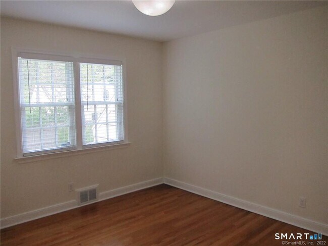Building Photo - 8 Rochambeau Ave