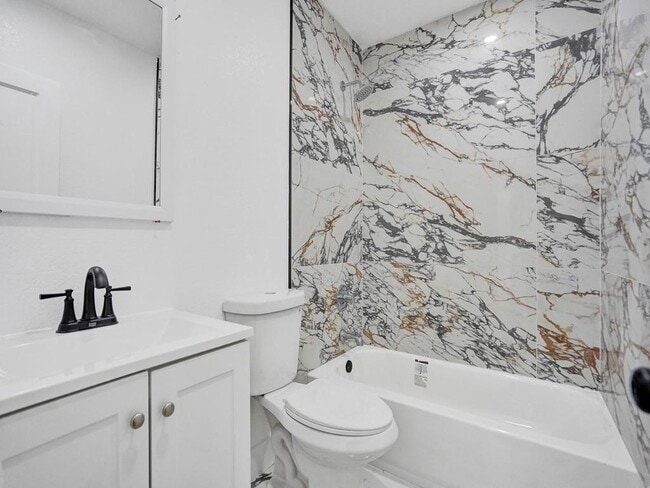 Building Photo - 940 SW 28th St